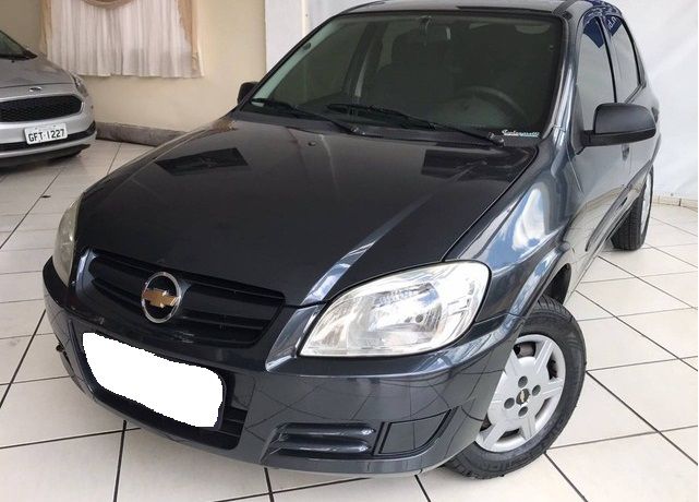 Chevrolet Onix 2020 cinza exposto em showroom brilhante com fundo limpo