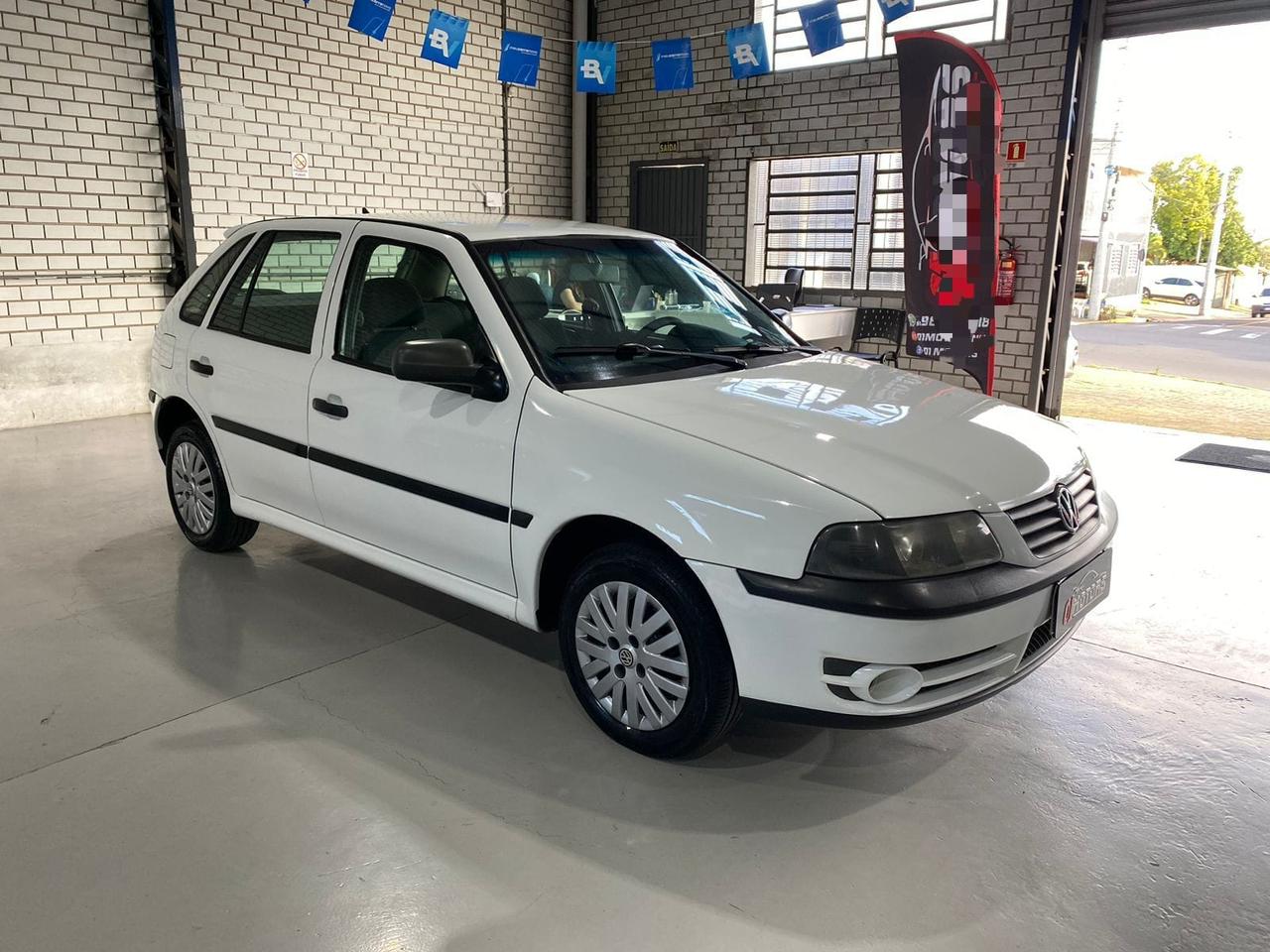 Volkswagen Polo 2021 branco em ambiente limpo de concessionária