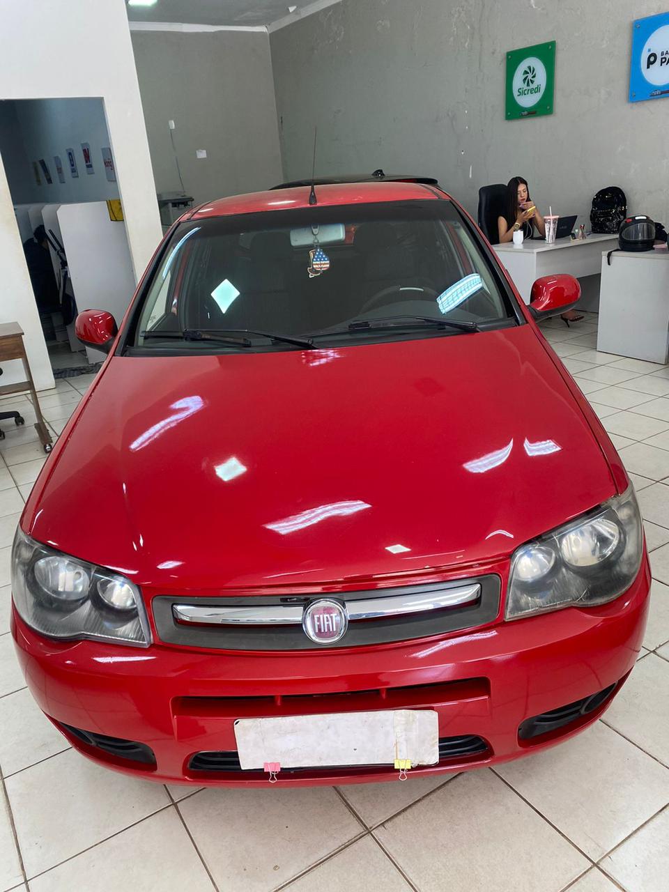 Ford Ka 2019 azul em concessionária moderna com fotografia automotiva profissional