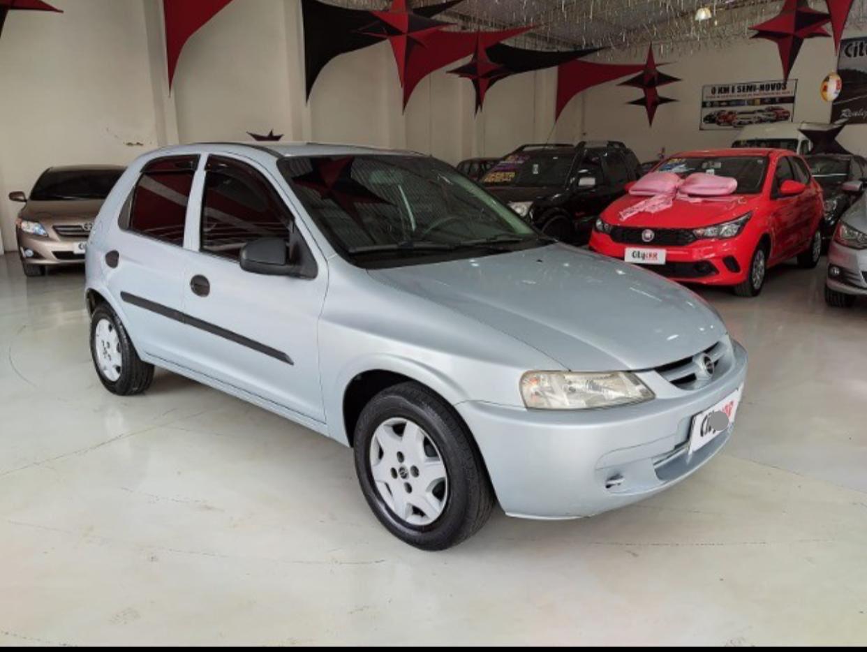 Celta Prata em pátio de concessionária